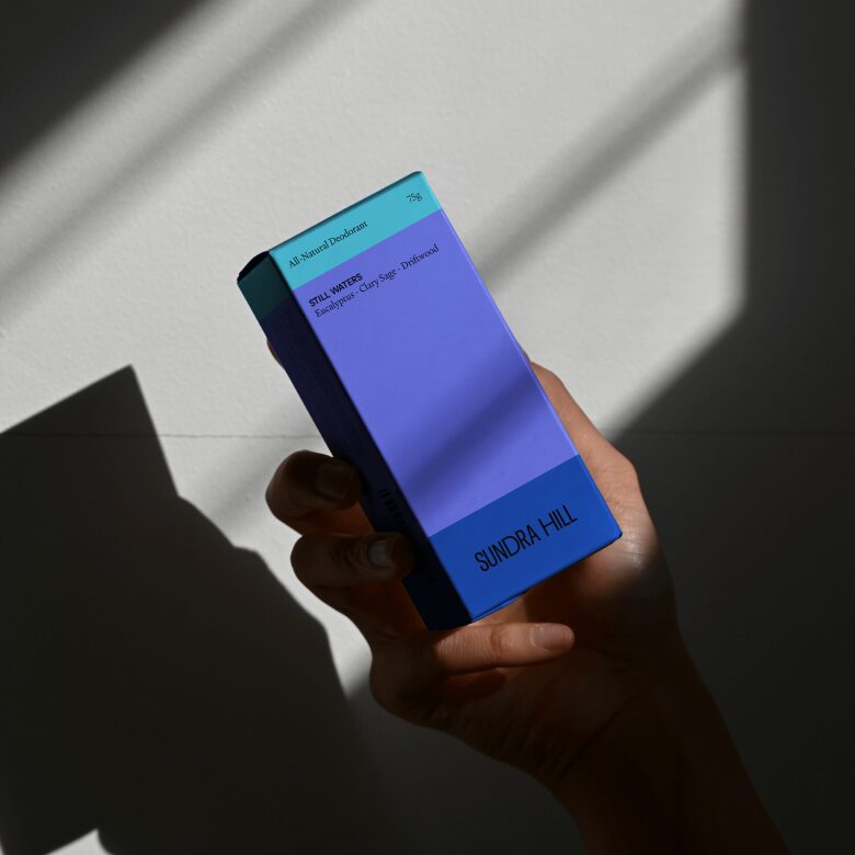 коробка в руке Sundra Hill