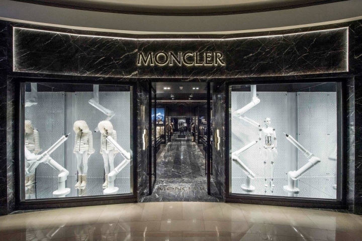 Красивое оформление бутика Moncler: оригинальный фасад