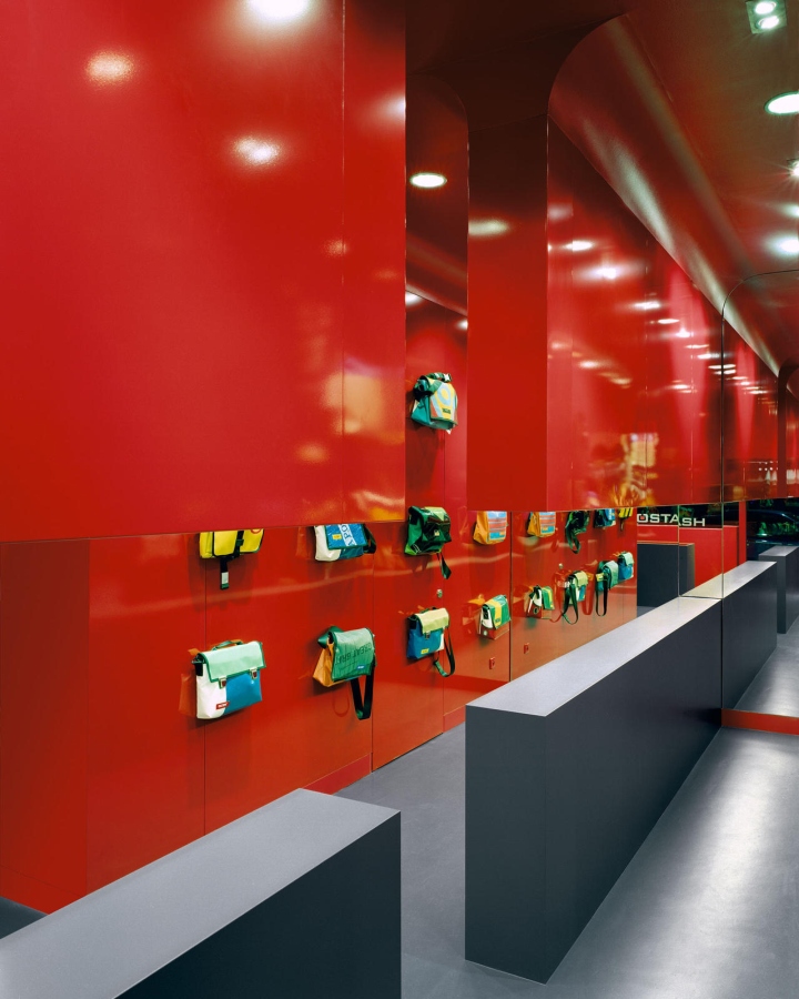 Красный цвет в интерьере магазина Stash в Нидерландах: рюкзаки и портфели на полках
