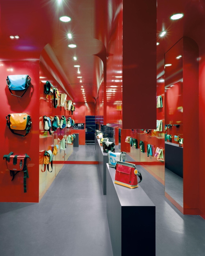 Красный цвет в интерьере магазина Stash в Нидерландах: зеркала в интерьере