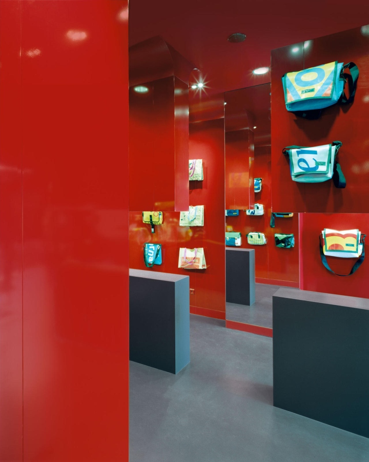 Красный цвет в интерьере магазина Stash в Нидерландах: зеркала создают визуальный эффект безграничности