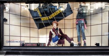 Креативное оформление витрин магазина в Лондоне – живой спектакль на улице