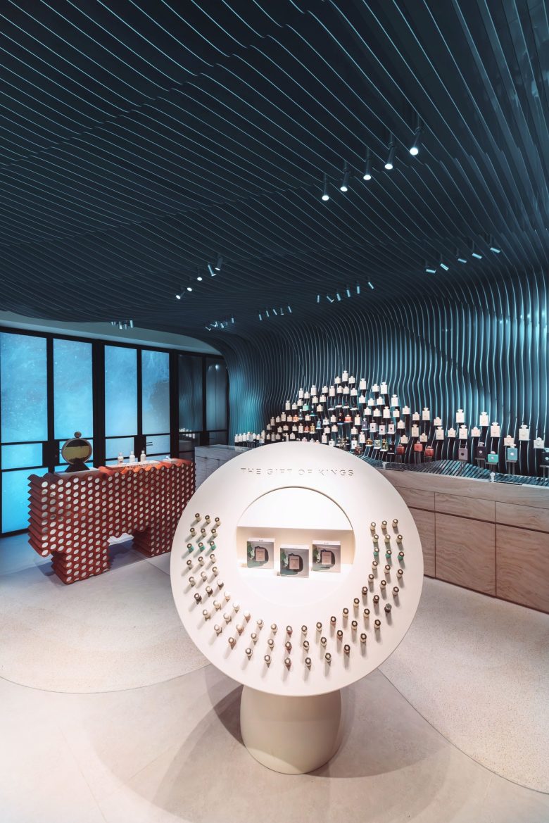 круглая витрина с парфюмом Amouage Zhang Yuan