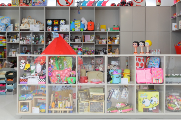 Яркий магазин игрушек Kühn в Японии