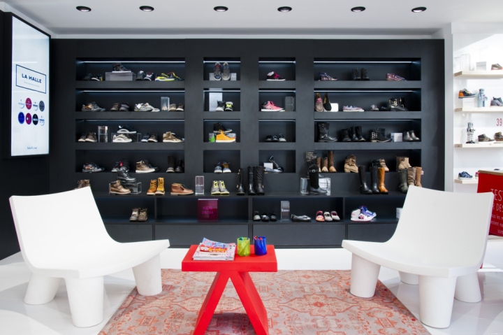 Красивый дизайн интерьера магазина детской обуви La Halle Kidshoes от Superbrand в Париже