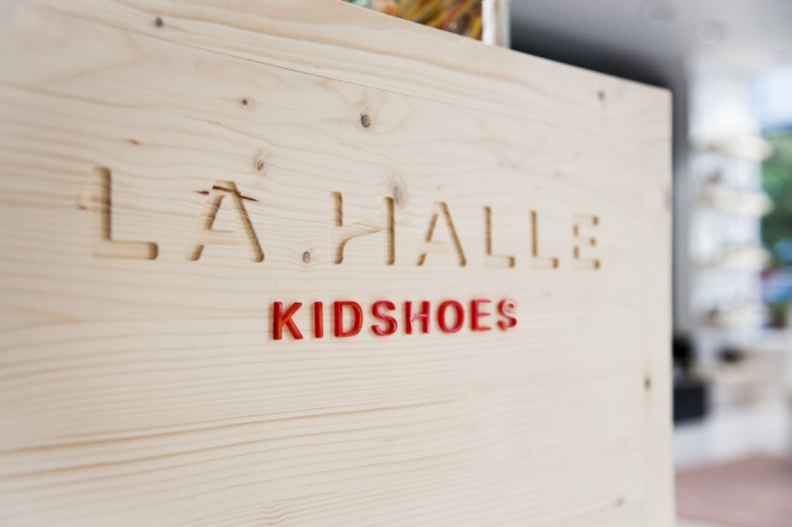 Прекрасный интерьер магазина детской обуви La Halle Kidshoes в Париже