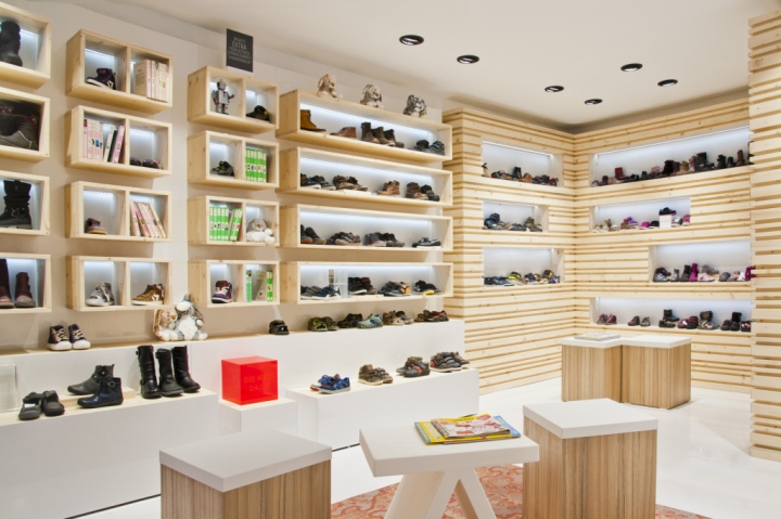 Яркий дизайн интерьера магазина детской обуви La Halle Kidshoes от Superbrand в Париже