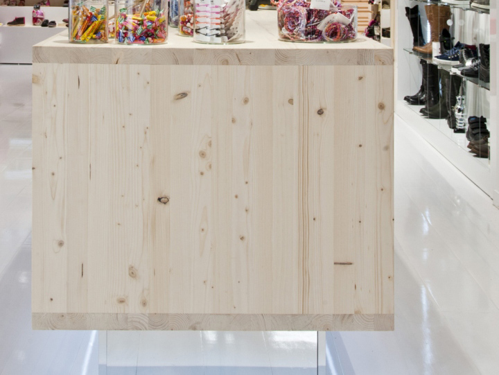 Современный дизайн интерьера магазина детской обуви La Halle Kidshoes от Superbrand в Париже
