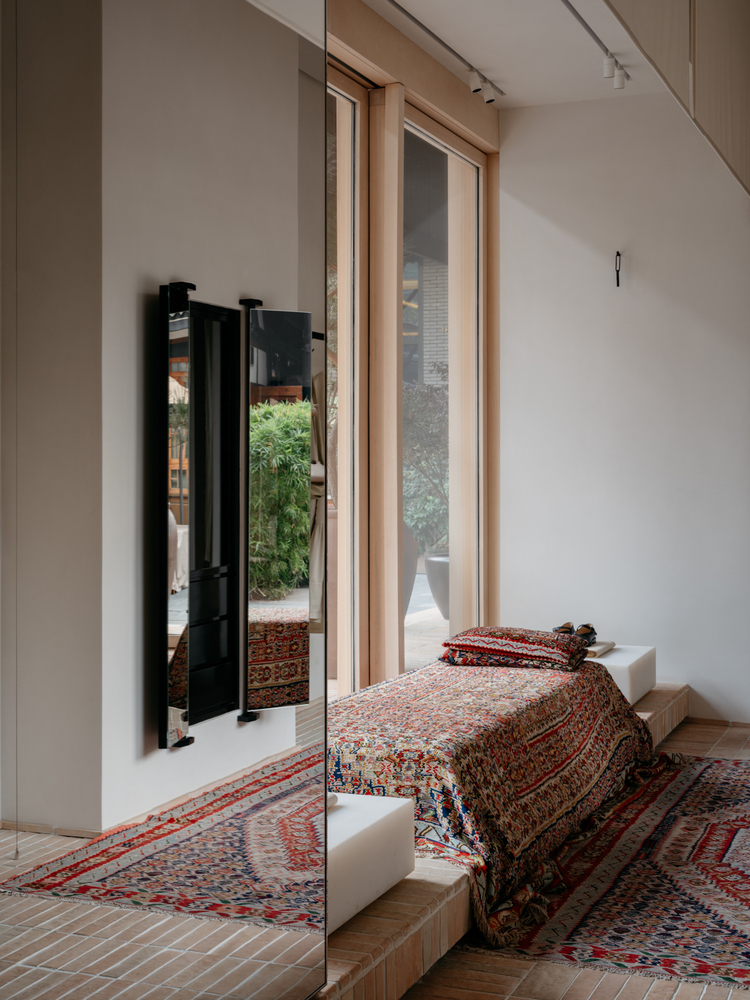 лавочки покрытые коврами Lemaire boutique