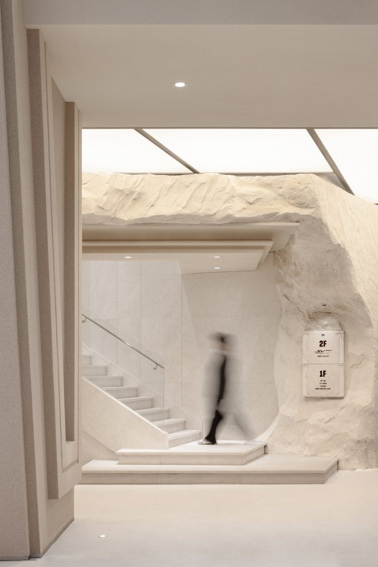 лестница ANTA Basketball Arena