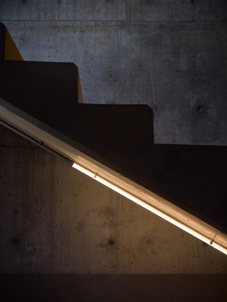 лестница Obeid Retail Complex вид сбоку