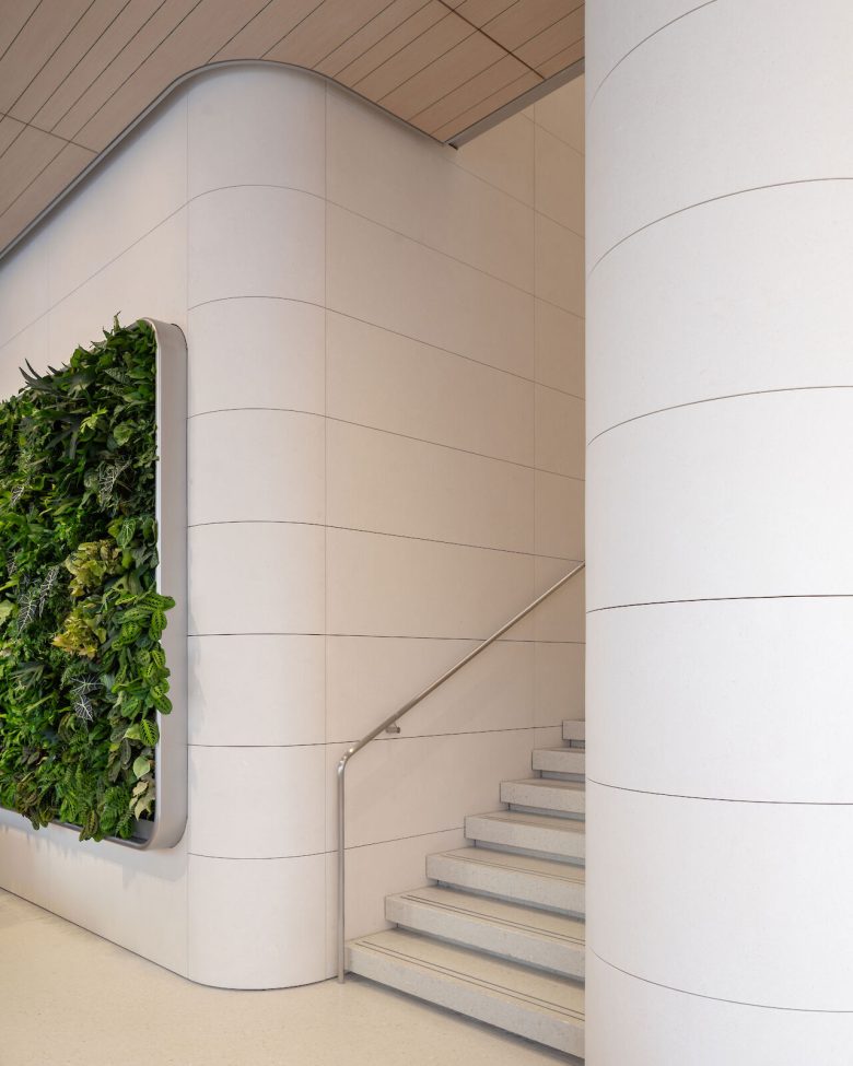 лестница наверх Huawei Flagship Store