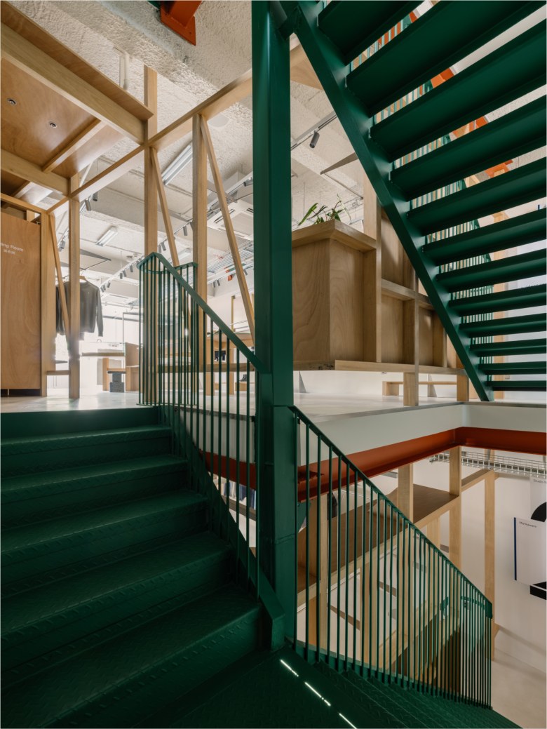 лестница в торговый зал Element store