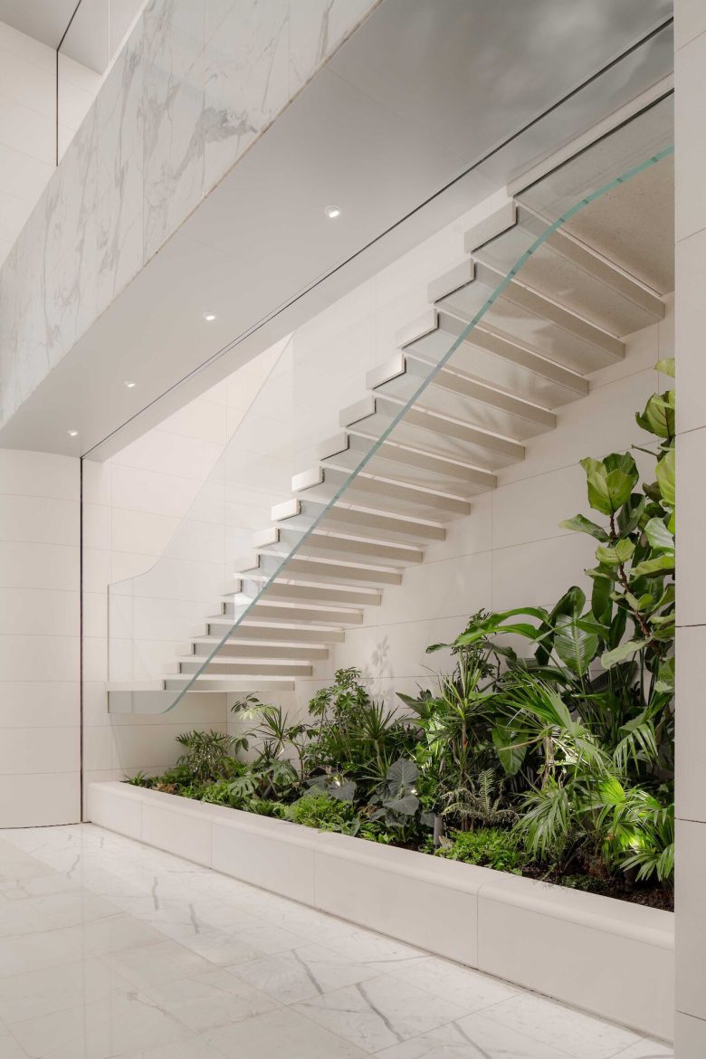 лестница за стеклянной перегородкой Huawei Flagship Store