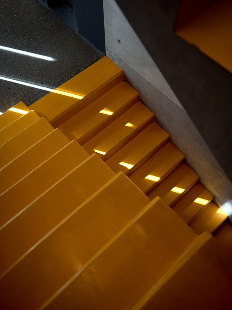 лестница желтая Obeid Retail Complex