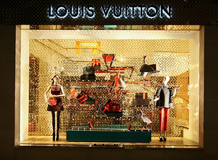 Элегантное представление осенней коллекции — стильная витрина LOUIS VUITTON, Munich, Germany