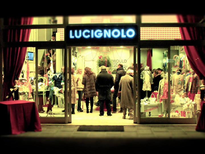 Яркий магазин детской одежды Lucignolo от Studio Zerozero в Италии