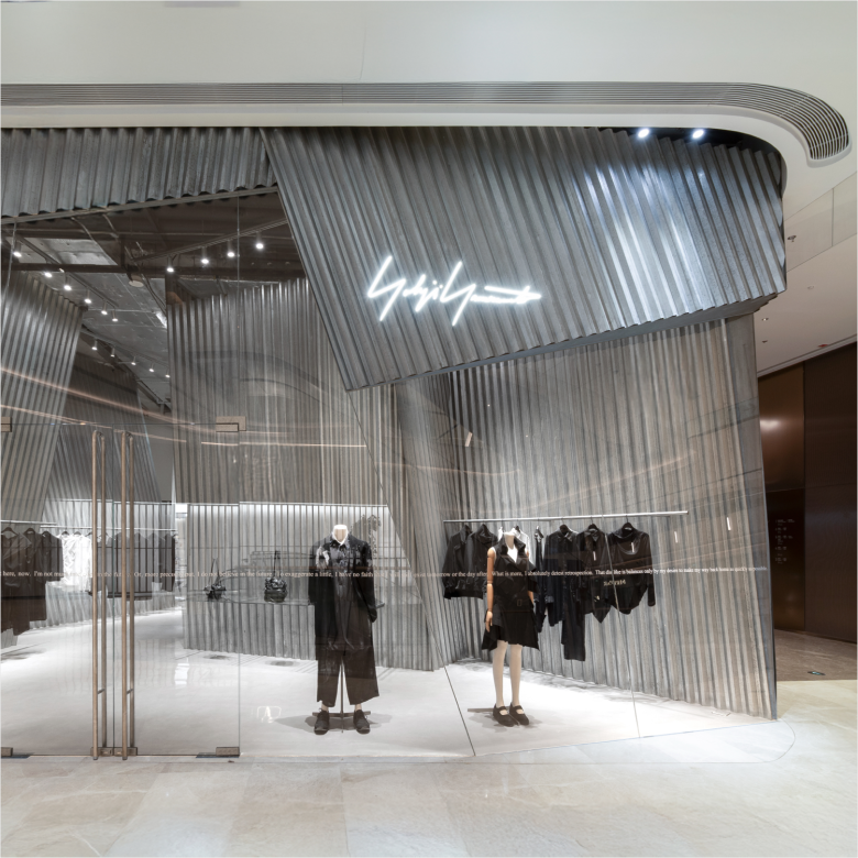 магазин Yohji Yamamoto store вид с коридора