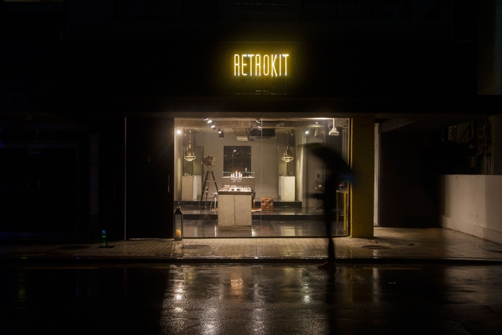 Магазин аксессуаров RETROKIT  в Сеуле ночью. Фото 3