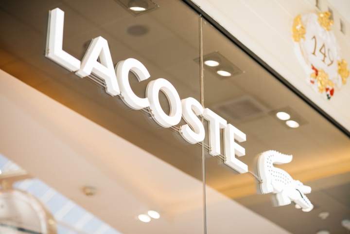 Вывеска магазина брендовой одежды и обуви Lacoste