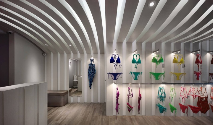 Магазин дизайнерских купальников - иллюзия волн в бело-серых цветах на стенах и потолке