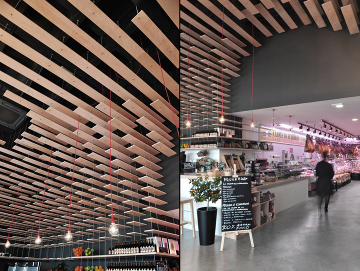 Отделка потолка с помощью деревянных дощечек в интерьере мясного магазина