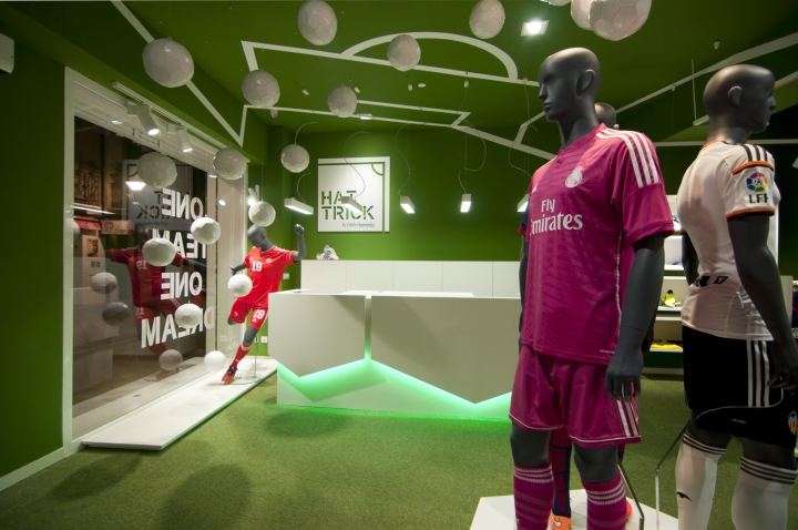 Магазин футбольных товаров в Испании от студии Vitale