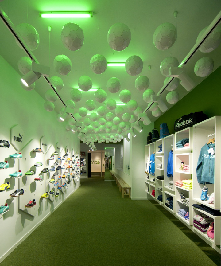 Современный магазин футбольных товаров в Испании