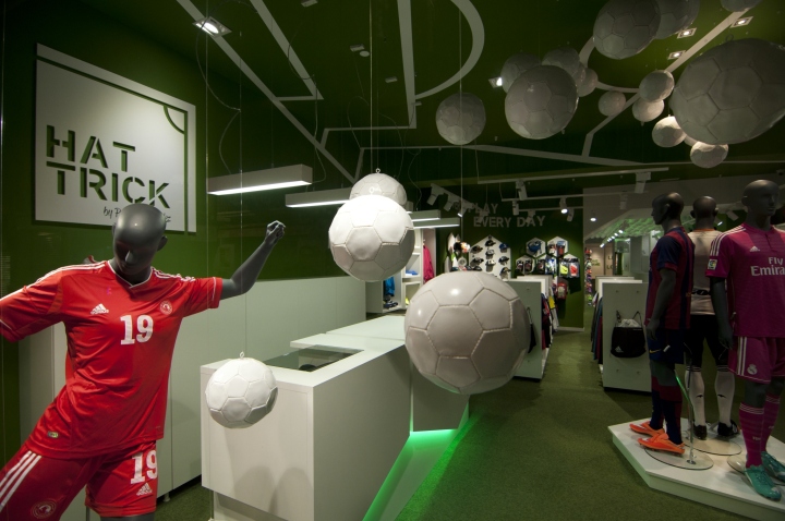 Магазин футбольных товаров в Испании - футбольное поле на потолке