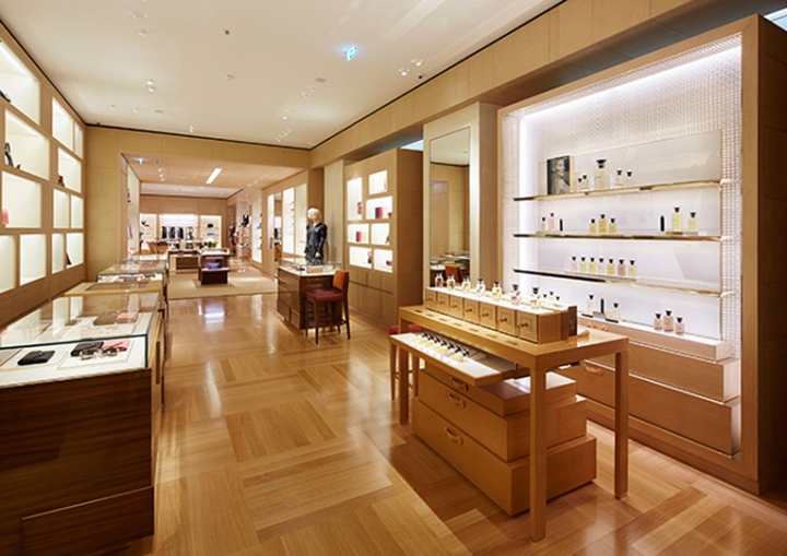 Светлые деревянные стеллажи в магазине Louis Vuitton