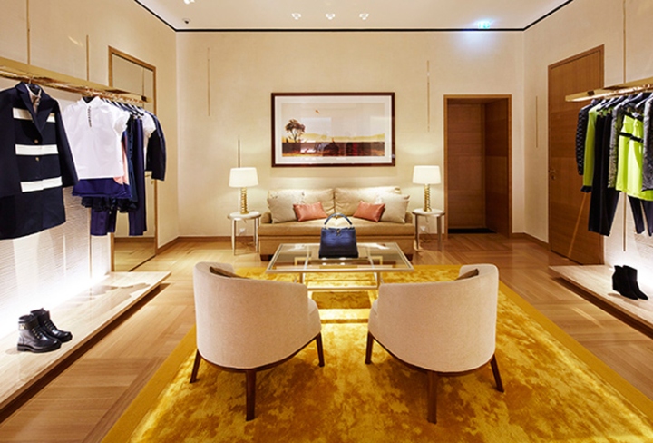 Золотистый ковёр в магазине Louis Vuitton
