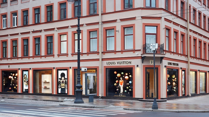 Светлый фасад здания магазина Louis Vuitton