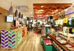 Жизнерадостный магазин мелочей и молодёжной одежды в Индии