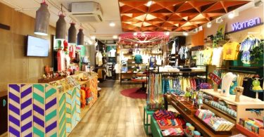 Жизнерадостный магазин мелочей и молодёжной одежды в Индии