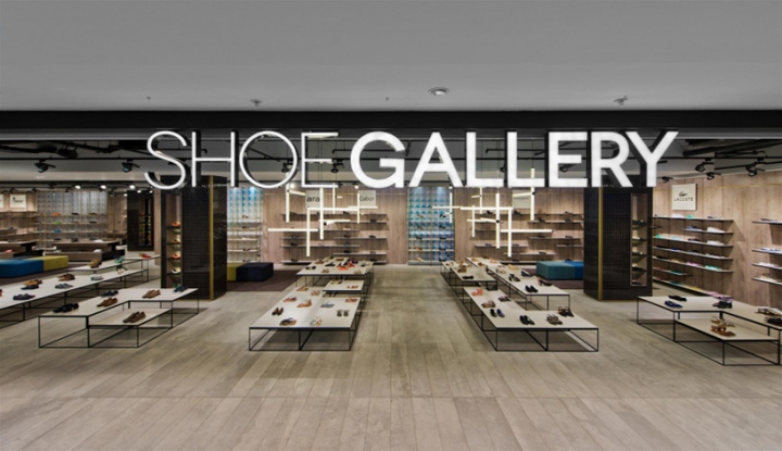 Вывеска магазина обуви Shoe Gallery в Вильнюсе