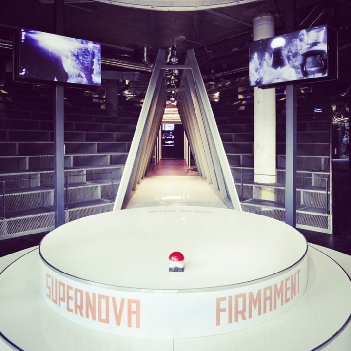Подиум магазина одежды Supernova Concept в Берлине