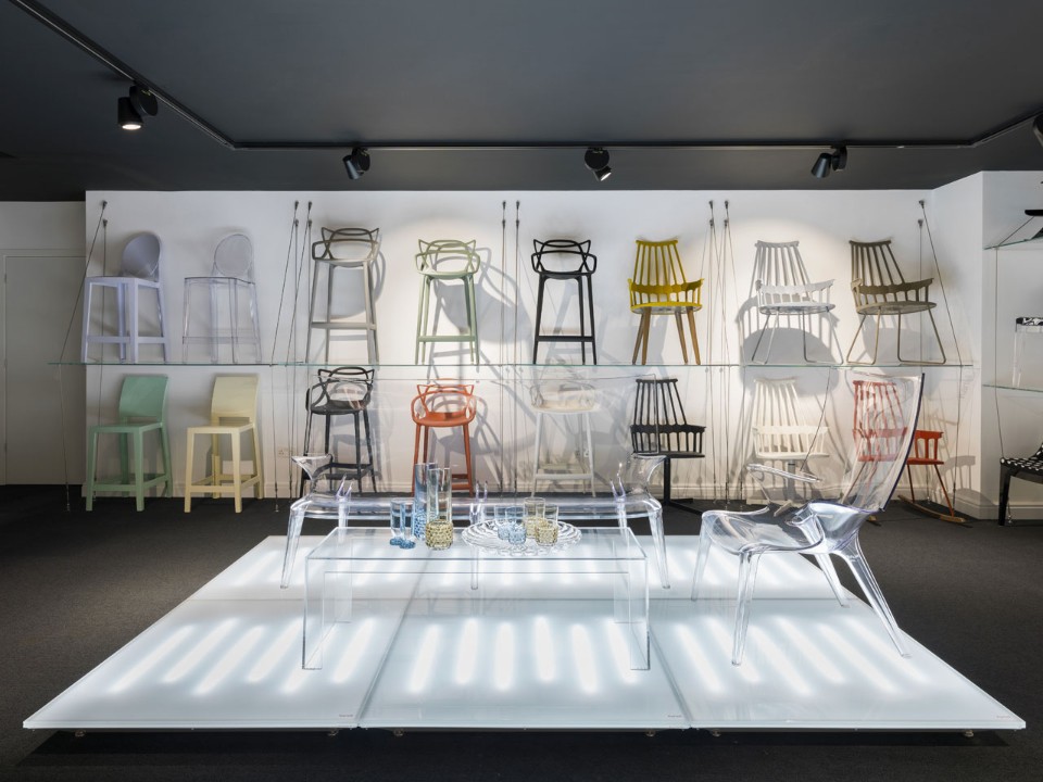 Дизайнерские стулья в магазине современной мебели