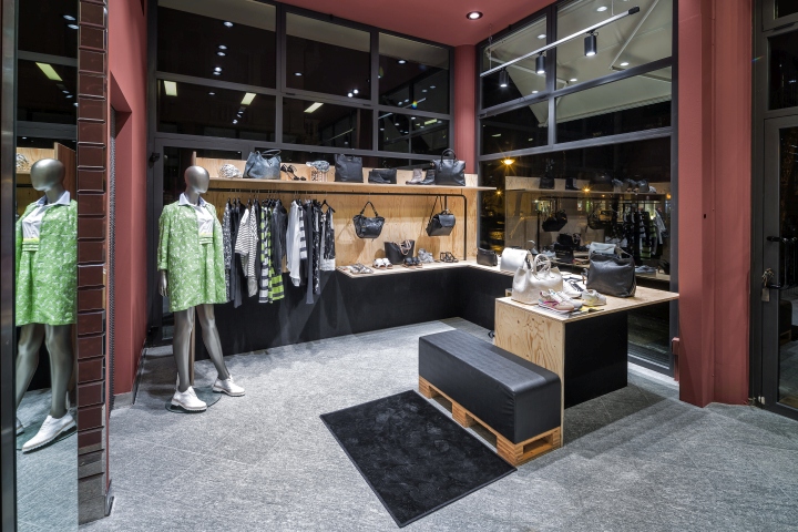 Изысканный дизайн интерьера магазина повседневной одежды Permettersi i Marchi в Италии