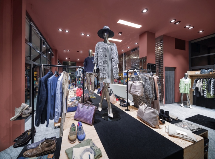 Прекрасный дизайн интерьера магазина повседневной одежды Permettersi i Marchi в Италии