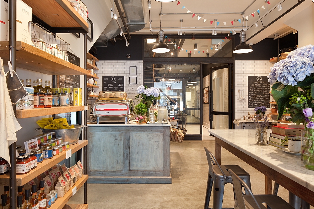 Магазин в интерьере кафе: деревянные стеллаж со специями и маслами