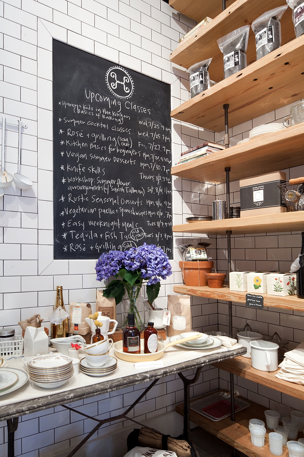 Магазин в интерьере кафе: меню Haven's Kitchn на меловой доске