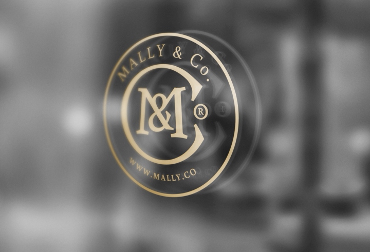 Эмблема магазина MALLY & Co на двери