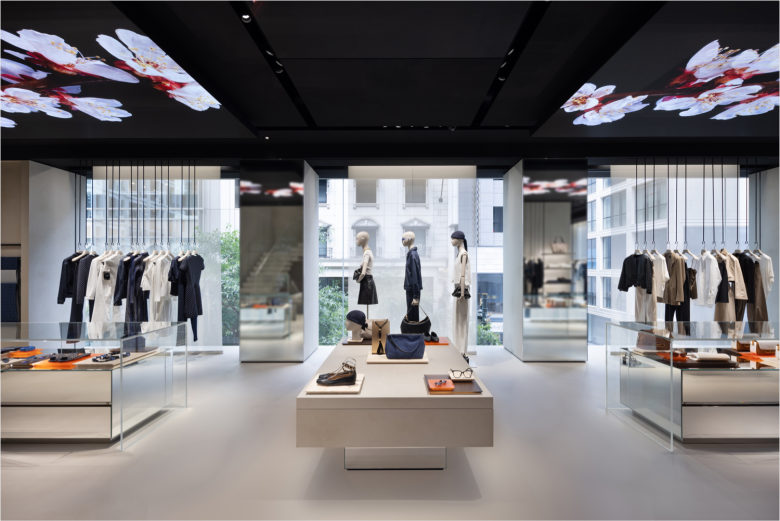 манекены и вешала с одеждой Emporio Armani store