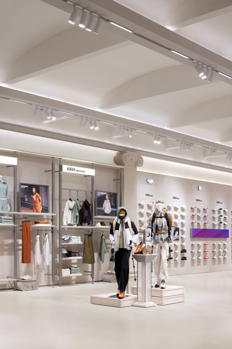 манекены со спортивной одеждой ANTA Basketball Arena