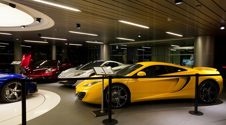 Автомобильный салон McLaren в Лондоне
