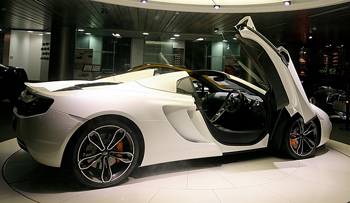 Салон автомобилей McLaren в Лондоне