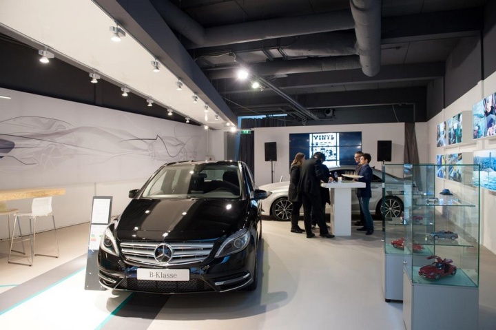 Автомобильный салон Mersedes-Benz в стиле POP-UP в Нидерландах