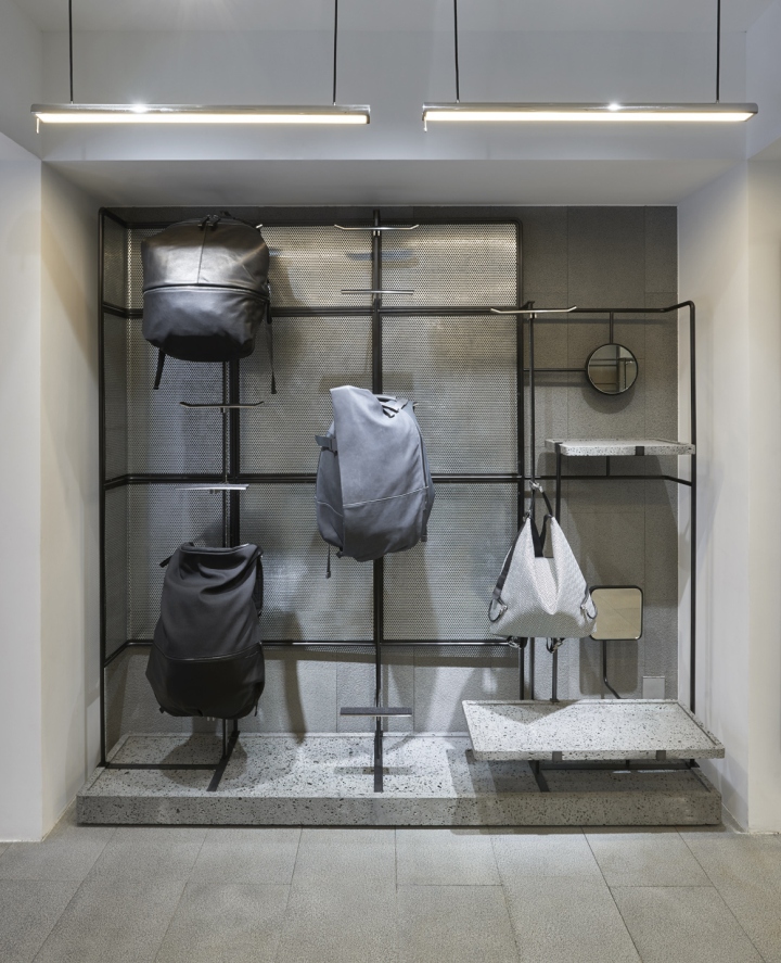 Металл в дизайне интерьера магазина Côte&Ciel - зеркала и сумки на металлических креплениях