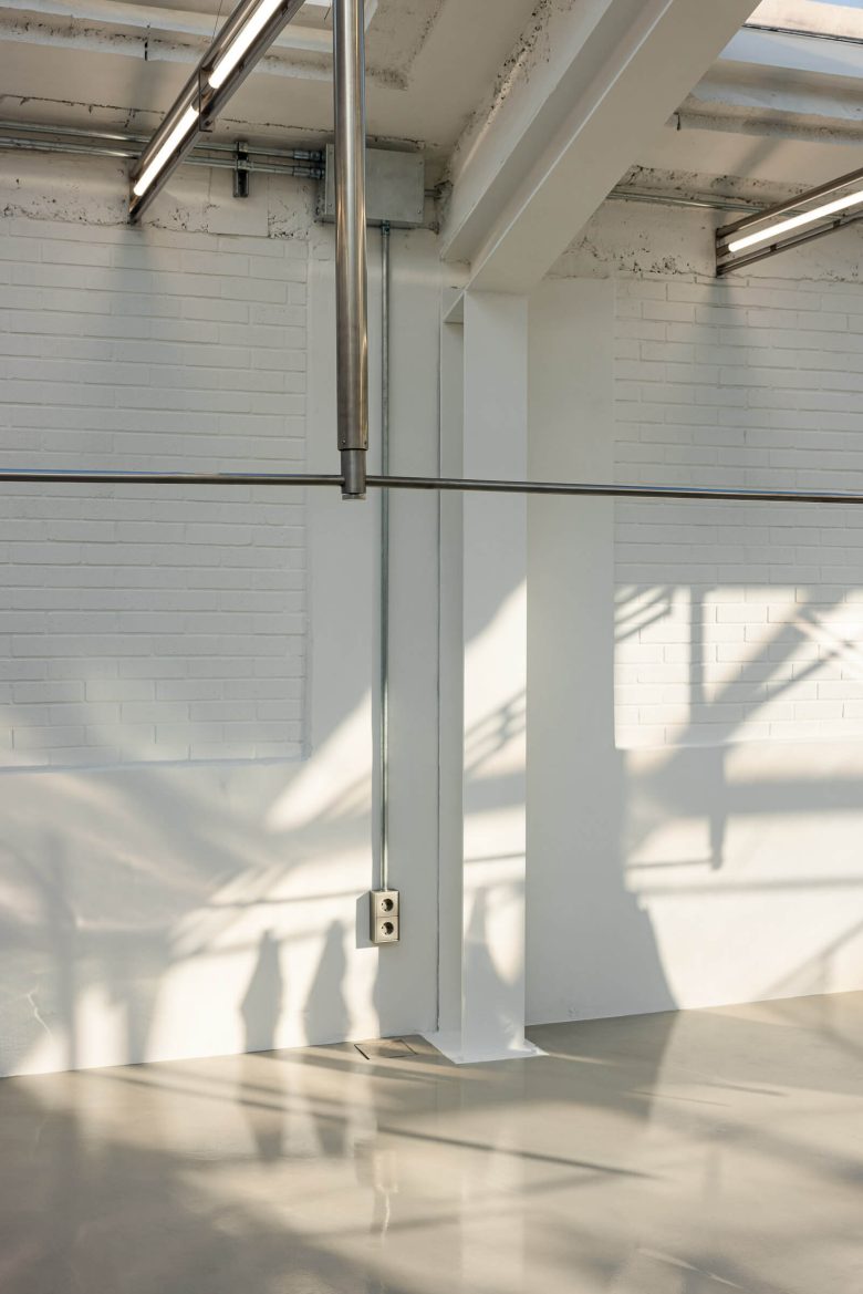 металлические подвесные вешала Cost per Kilo flagship store