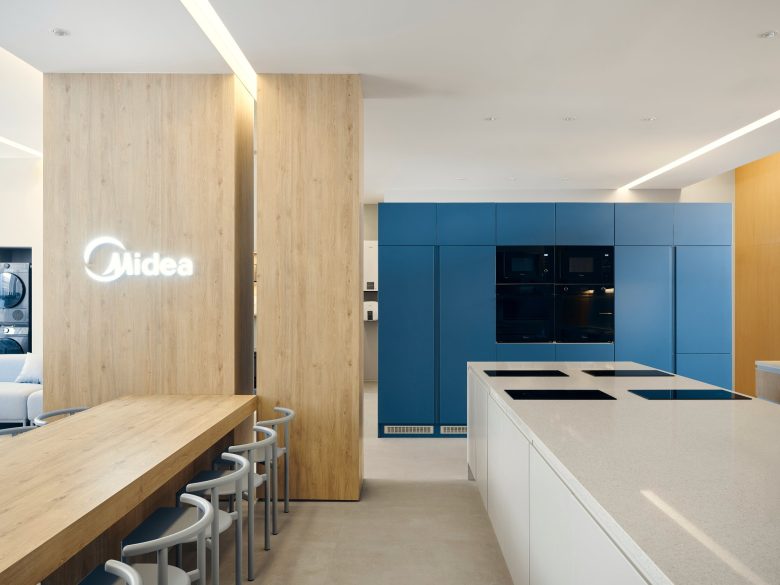 Выставочный зал Midea от бюро SINITSA